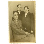 Porträtfoto - Wehrmachtsunteroffizier mit Familie
